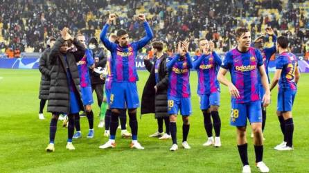 Los jugadores del Barcelona celebrando la victoria en Kien contra el Dinamo.