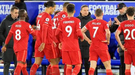 Jürgen Klopp dando indicaciones a sus jugadores durante el partido contra el Leicester City.