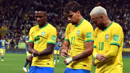 Neymar y Vinicius celebrando con un bailecito junto a Lucas Paquetá, goleador del partido ante Colombia.