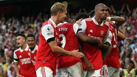 El Arsenal remontó al Fulham 2-1 y se mantiene invicto en la cima de la Premier League.