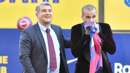 Joan Laporta presentó a Dani Alves en el Camp Nou.