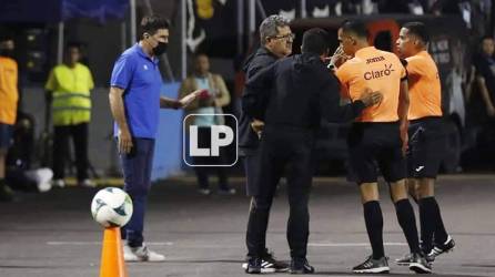 Héctor Vargas reclamó fuerte y fue expulsado por el árbitro Jefferson Escobar en el Clásico ante Motagua.