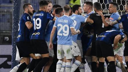 Jugadores de la Lazio y el Inter protagonizaron un zafarrancho en pleno partido.