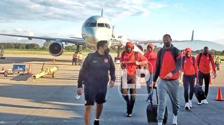 La Selección de Canadá tras bajar del avión en el aeropuerto Ramón Villeda Morales.