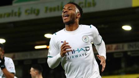 Raheem Sterling se lució con un triplete para la goleada del Manchester City sobre el Norwich.