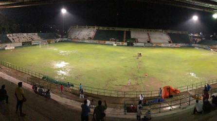 La cancha del estadio Juan Ramón Brevé Vargas quedó repleta de agua por las fuertes lluvias que azotan en Olancho.