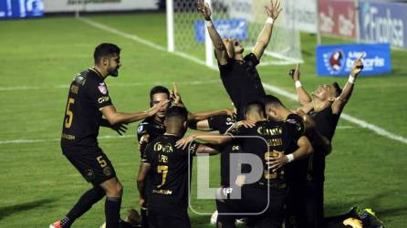 Jugadores del Motagua celebrando un gol en el triunfo contra la UPN en el estadio Nacional.