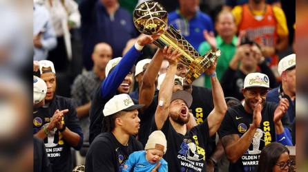 Stephen Curry levantando el trofeo de campeones de la NBA 2022.