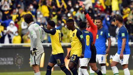 El árbitro colombiano Wilmar Roldán expulsado a Alisson Becker en el Ecuador-Brasil, pero después anuló la roja con ayuda del VAR.