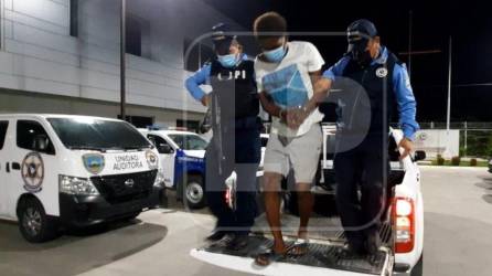 Después de despojar a una persona de su vehículo, habría transportado los cuerpos envueltos en bolsas plásticas negras.