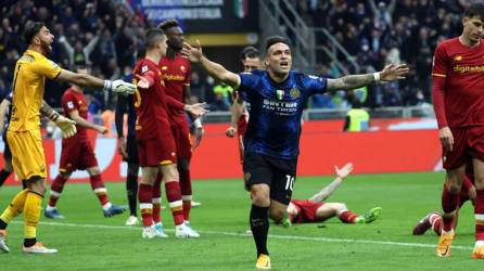 Lautaro Martínez celebrando su gol en el triunfo del Inter contra la Roma.
