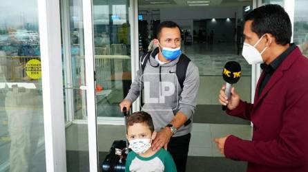 Alfredo Mejía llegó a San Pedro Sula acompañado por su esposa e hijo.