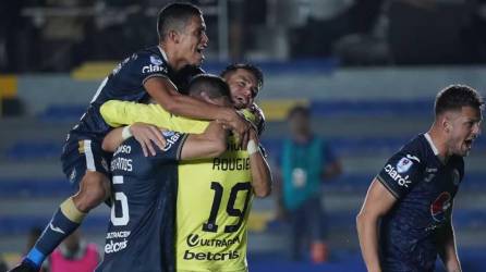 Jugadores del Motagua celebrando la victoria en penales contra el Tauro FC en la Liga Concacaf.