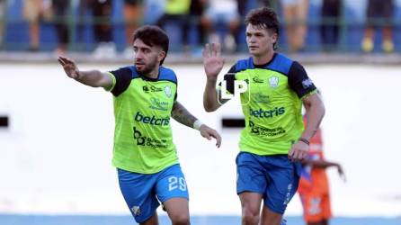 Agustín Auzmendi y Santiago Molina celebrando el tercer gol de Olancho FC ante la UPN.