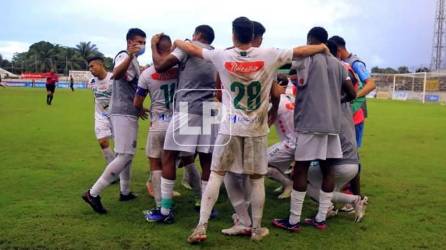 Los jugadores del Platense celebrando el gol de triunfo ante Real España marcado por el argentino Álvaro Klusener.