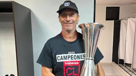 Pedro Troglio, feliz posando con su primer trofeo internacional como entrenador del Olimpia.