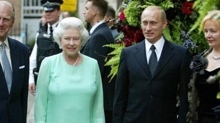 La monarca británica y el presidente ruso Vladímir Putin.