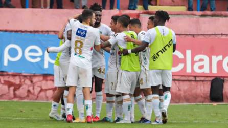 Los jugadores del Comunicaciones, entre ellos Rubilio Castillo y Kevin López, celebran el gol del triunfo ante Municipal.