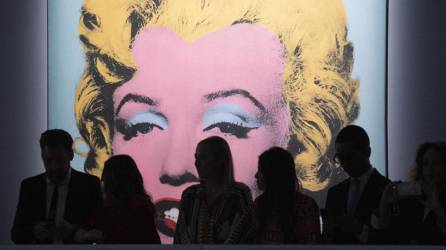 Una pintura de Marilyn Monroe de Andy Warhol en una subasta.