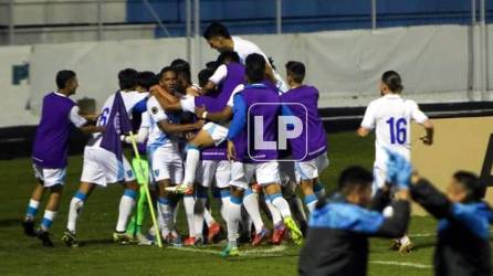 Los jugadores de Guatemala festejan uno de los goles del tirunfo ante Panamá en el Premundial Sub-20.