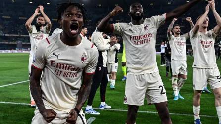 La euforia de los jugadores del AC Milan celebrando el triunfo contra el Hellas Verona que los acerca al título de la Serie A.
