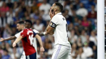 Karim Benzema se lamenta durante el partido contra el Osasuna.
