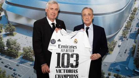 Florentino Pérez le entregó una camiseta especial a Carlo Ancelotti tras el récord que logró el entrenador del Real Madrid.
