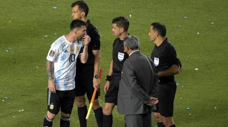 Lionel Messi reclamando a los árbitros del Argentina-Brasil al final del partido.