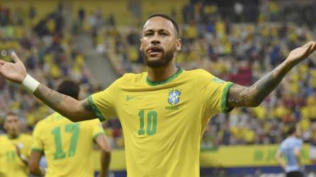 Neymar guió el triunfo de Brasil sobre Uruguay en la eliminatoria sudamericana.