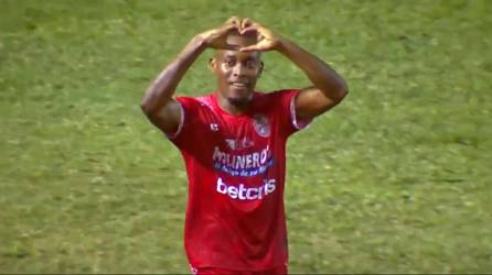Jamal Charles celebrando su gol de penal en El Progreso.