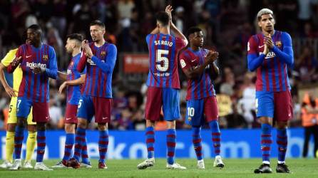 Jugadores del Barcelona aplauden a sus aficionados al final del partido que perdieron contra el Villarreal en el Camp Nou.