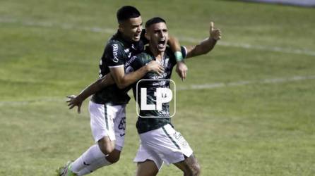 Isaac Casitllo y Lucas Campana celebrando el segundo gol del Marathón contra el Victoria.