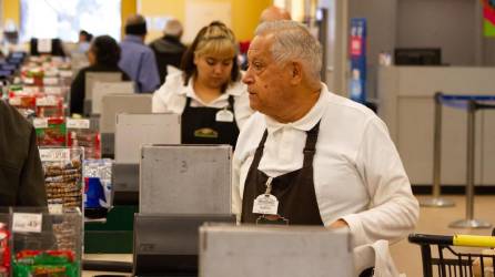 Un empleado de un supermercado en Norwalk, California.