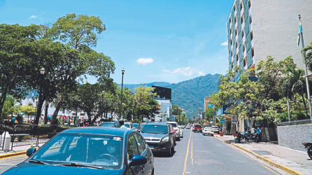 Centro de la ciudad de San Pedro Sula, con el Merendón, imponente, de fondo.