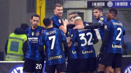 Los jugadores del Inter de Milán festejando el gol de Stefano Sensi que les dio la clasificación a cuartos de final de la Copa Italia.