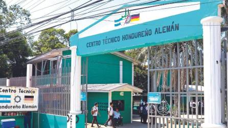 En el CTHA, carreras técnicas recibirán clases en el centro con mascarilla.