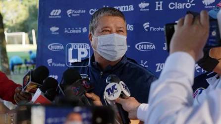 Hernán ‘Bolillo‘ Gómez durante la rueda de prensa que ofreció un día antes del partido Honduras-Canadá.