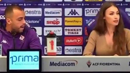 Arthur Cabral, delantero brasileño de la Fiorentina, se ha vuelto viral por la forma de mirar a la jefa de prensa de su equipo durante una conferencia.