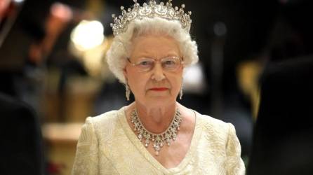 Este jueves el Palacio de Buckingham ha informado que la reina Isabel II presenta algunos problemas de salud que la han obligado a permanecer en cama bajo supervisión médica en el castillo de Balmoral, en Escocia, mientras sus cuatro hijos se han desplegado para estar a su lado.