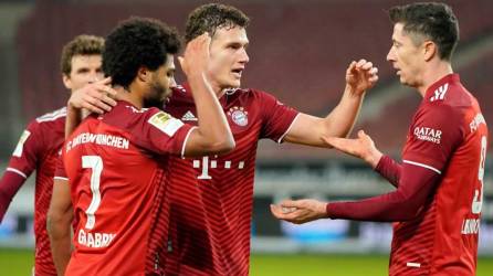 Robert Lewandowski celebra uno de sus goles ante Stuttgart con Serge Gnabry y Benjamin Pavard.