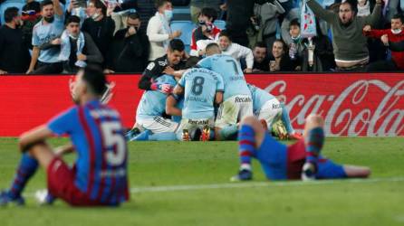 Los jugadores del Celta celebran el tercer gol de su equipo ante el Barcelona marcado por Iago Aspas.