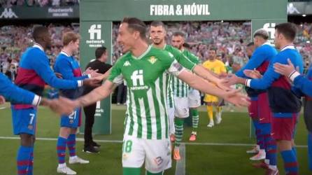 El mexicano Andrés Guardado, como capitán del Betis, lideró a los jugadores béticos por el pasillo del Barcelona.