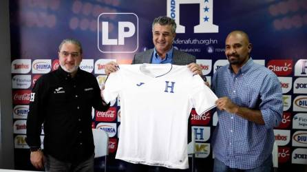 Diego Vázquez en su presentación como entrenador de la Selección de Honduras, acompañado por su asistente Ninrod Medina y por Gerardo Ramos, gerente de Fenafuth.