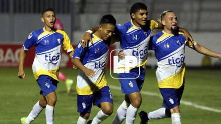 Los jugadores del Honduras Progreso celebrando el gol de penal de Aldo Fajardo contra la UPN.