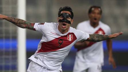 Gianluca Lapadula abrió el camino de la victoria de Perú sobre Bolivia.