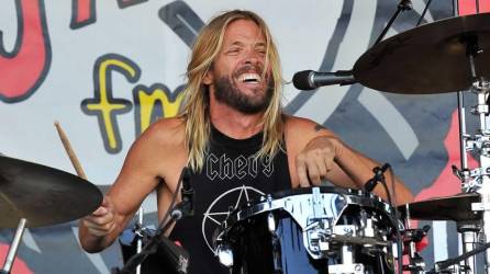 El baterista de la banda de rock estadounidense Foo Fighters, Taylor Hawkins, falleció a los 50 años en Colombia.