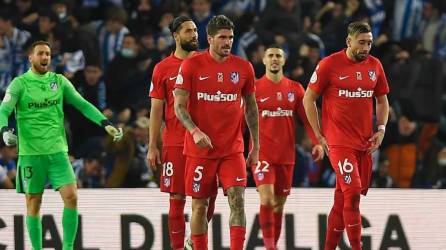 Los jugadores del Atlético de Madrid tras encajar un gol contra la Real Sociedad.