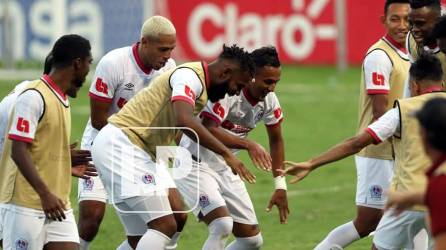 Jugadores del Olimpia celebrando el gol de Diego Reyes ante el Marathón.