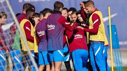 Los jugadores del FC Barcelona durante el entrenamiento que el equipo ha realizado en la ciudad deportiva Joan Gamper de cara al partido que disputarán ante el Villarreal.