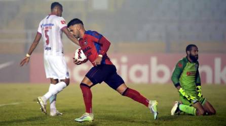 Edrick Menjívar, de rodillas tras el gol de penal de Matías Rotondi para el descuento del Municipal ante Olimpia.